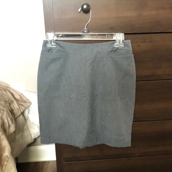 The Limited - Cute stretch skirt. Excellent condition to big for me - Picture 1 of 4